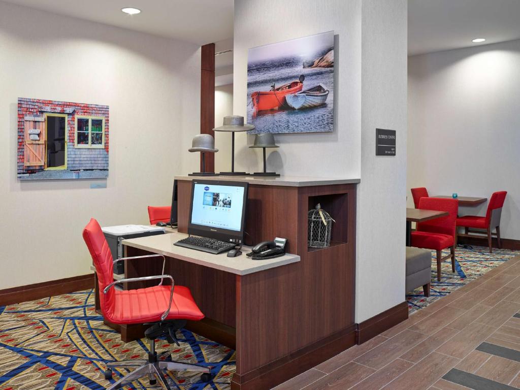 TV a/nebo společenská místnost v ubytování Hampton Inn by Hilton Halifax Downtown