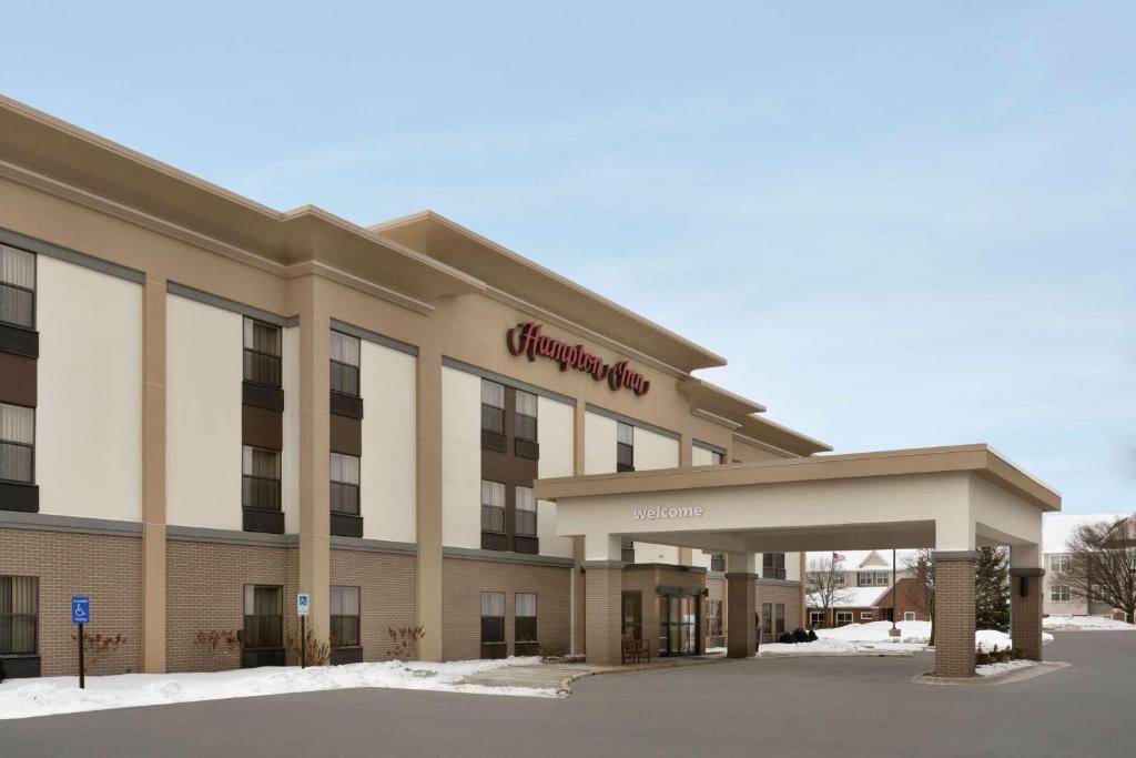 a rendering of the front of a hotel at Hampton Inn Youngstown/Boardman in Poland