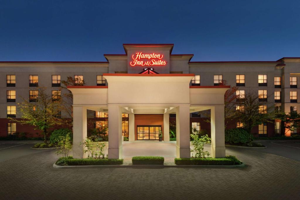 a rendering of the entrance to the hampton inn and suites at Hampton Inn & Suites by Hilton Langley-Surrey in Surrey