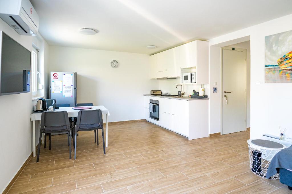 Kuchyň nebo kuchyňský kout v ubytování Apartman Stela u Kamporu