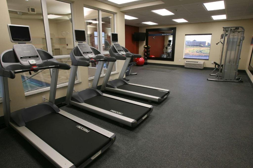 Fitness centrum a/nebo fitness zařízení v ubytování Hampton Inn & Suites Red Deer