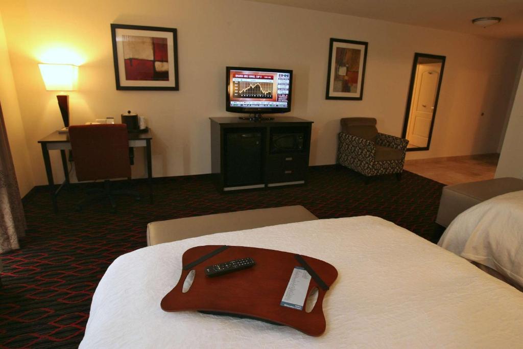 Postel nebo postele na pokoji v ubytování Hampton Inn & Suites Red Deer