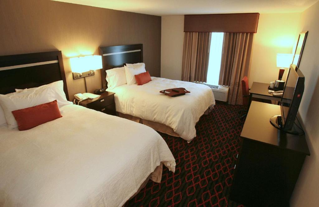 Postel nebo postele na pokoji v ubytování Hampton Inn & Suites Red Deer
