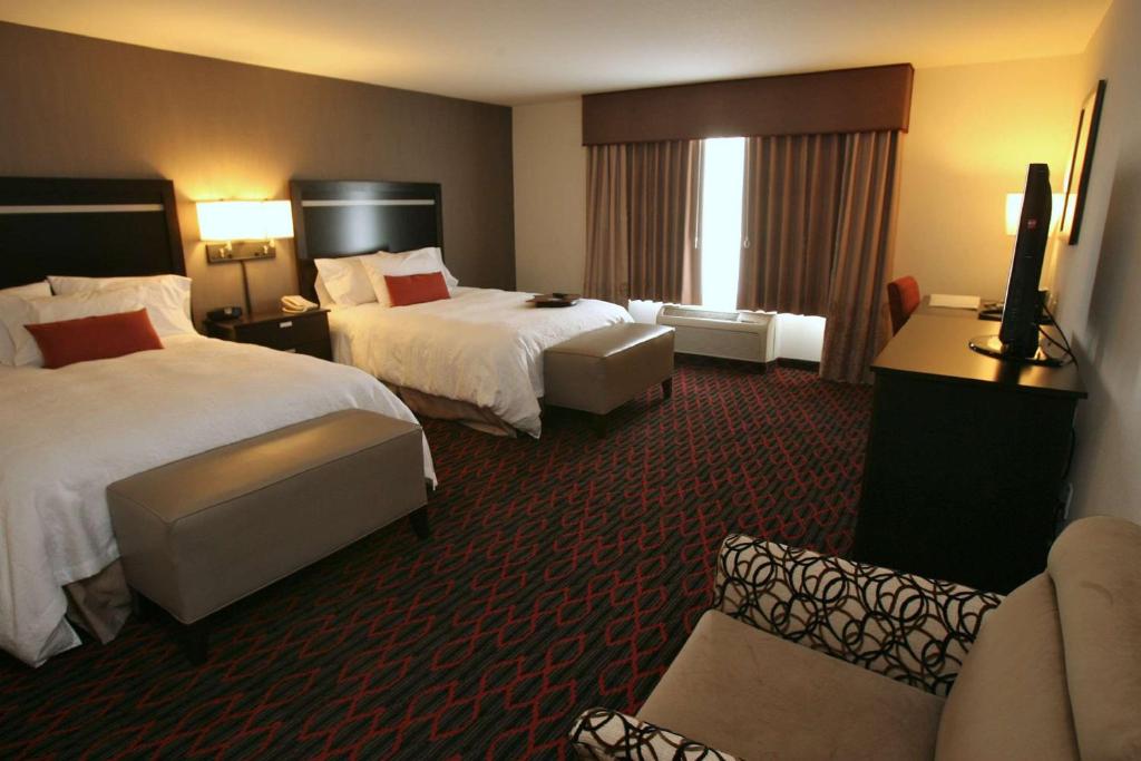 Postel nebo postele na pokoji v ubytování Hampton Inn & Suites Red Deer