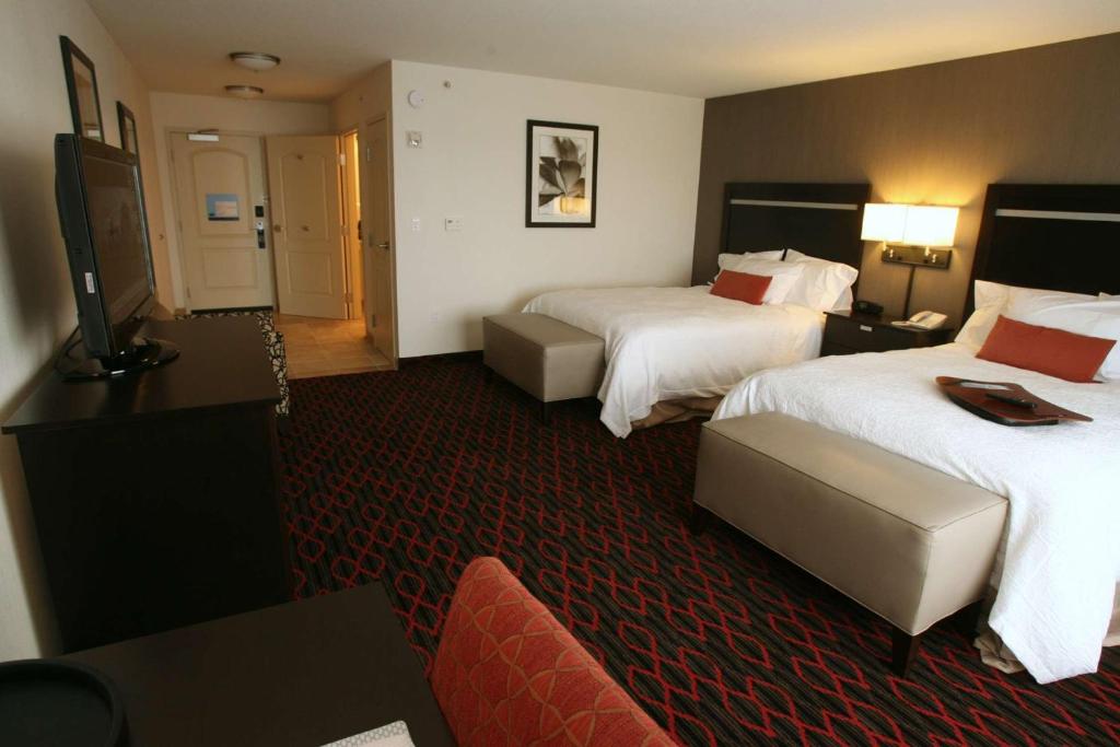 Postel nebo postele na pokoji v ubytování Hampton Inn & Suites Red Deer