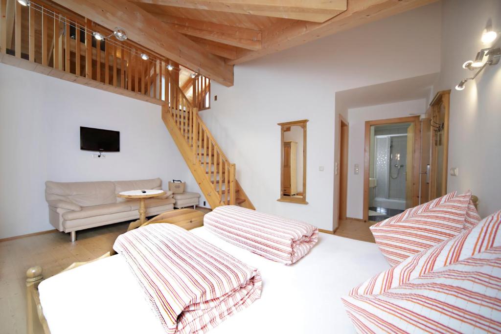Postel nebo postele na pokoji v ubytování Hotel Gasthof Unterwöger