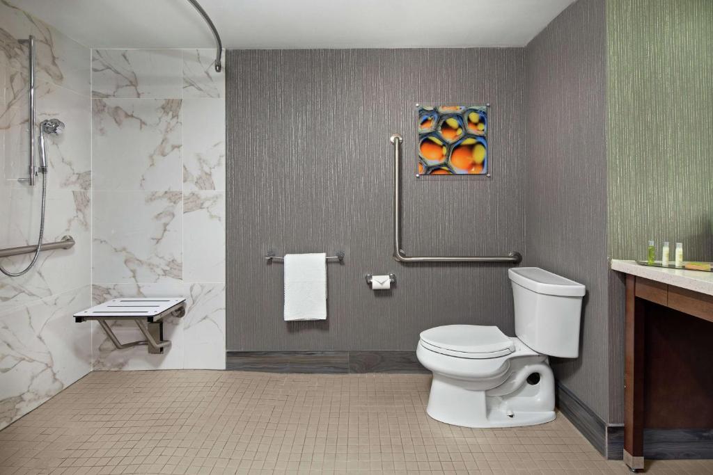 Sustainability certification Doubletree by Hilton Toronto Airport, ON - King Room Met Toegankelijke Inroll-In-douche Voor Mobiliteit