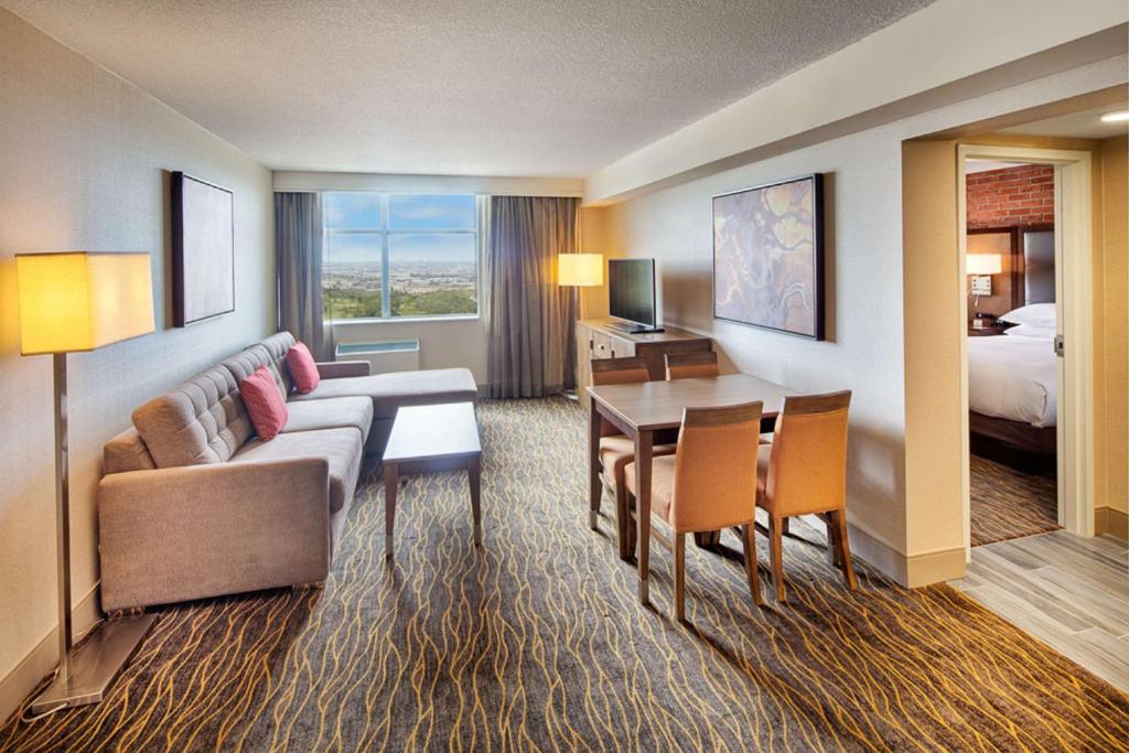 Sustainability certification Doubletree by Hilton Toronto Airport, ON - Suite Met 2 Kamers En Kingsize Bed