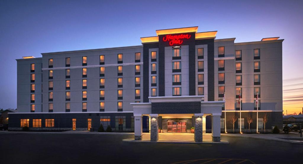 ティミンズにあるHampton Inn by Hilton Timminsの夕暮れ時の穀倉ホテルの描写