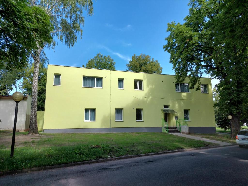 ein gelbes Gebäude an der Straßenseite in der Unterkunft Penzion ČESKÁ FARMA in Vysoké Mýto