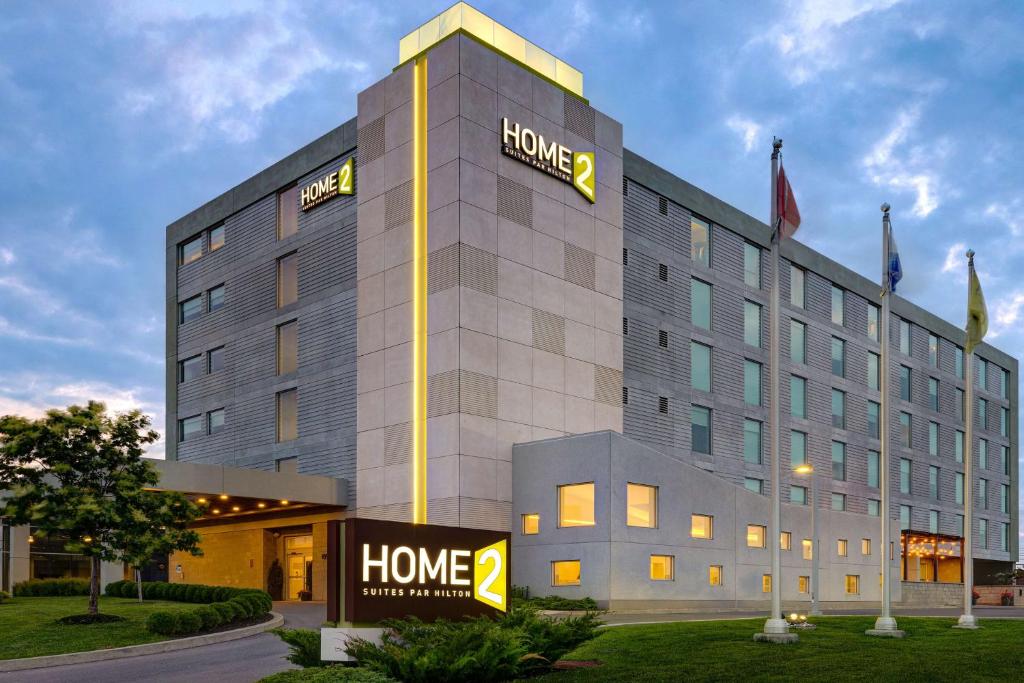 un hotel con un cartello sulla parte anteriore di un edificio di Home2 Suites By Hilton Montreal Dorval a Dorval