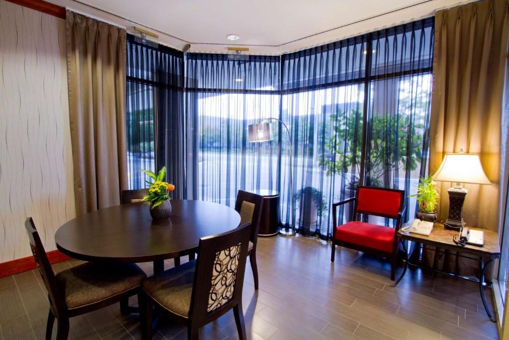 里士滿的住宿－溫哥華機場/里奇蒙漢普頓酒店，客厅配有桌椅和大窗户