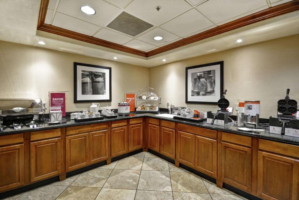 Kuchyň nebo kuchyňský kout v ubytování Hampton Inn & Suites Yuma
