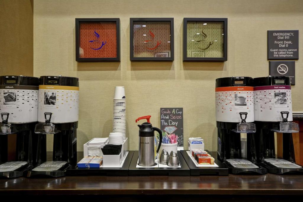Příslušenství pro přípravu čaje a kávy v ubytování Hampton Inn & Suites Yuma