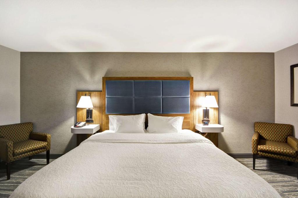 Postel nebo postele na pokoji v ubytování Hampton Inn & Suites Yuma
