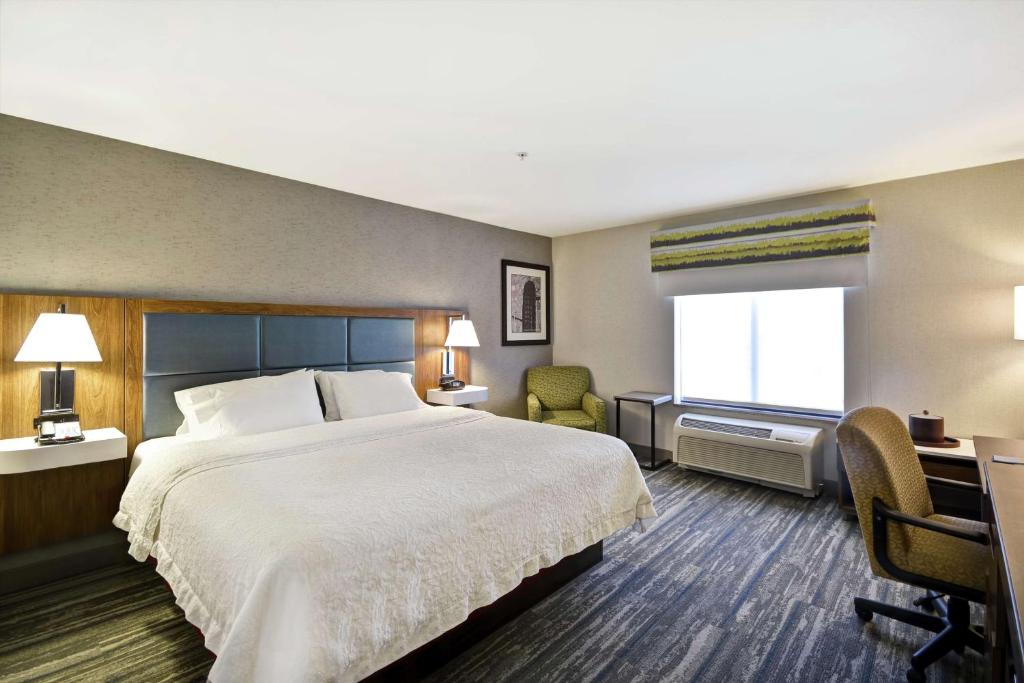 Postel nebo postele na pokoji v ubytování Hampton Inn & Suites Yuma