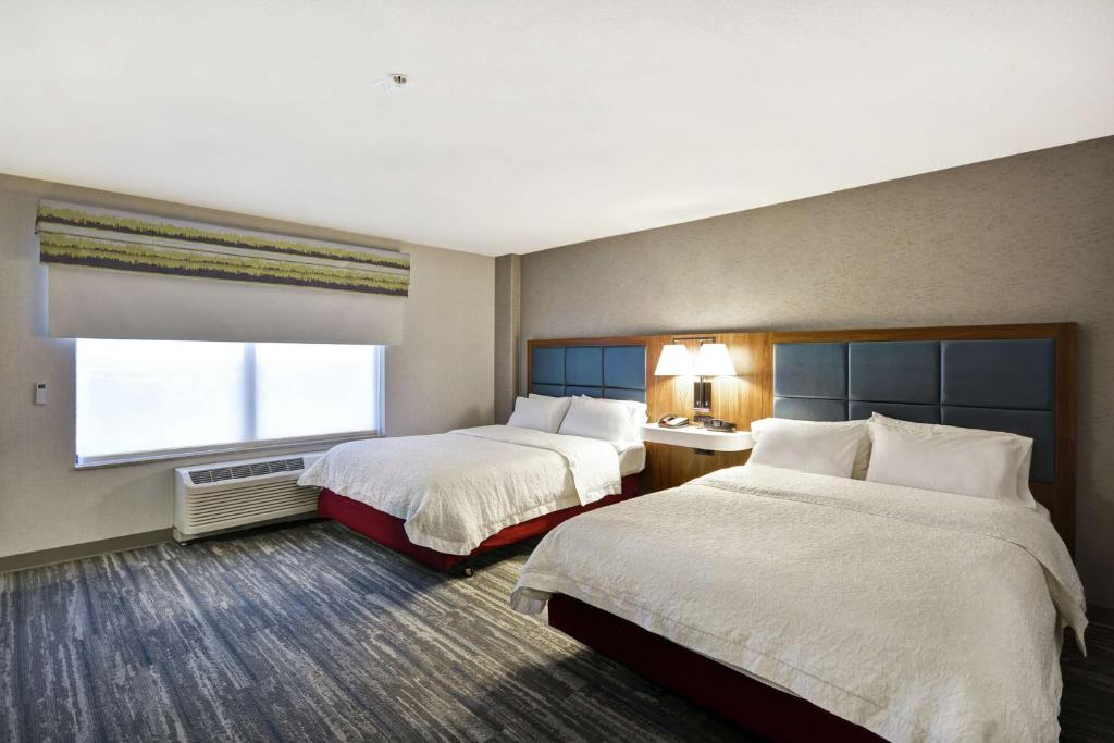 Postel nebo postele na pokoji v ubytování Hampton Inn & Suites Yuma