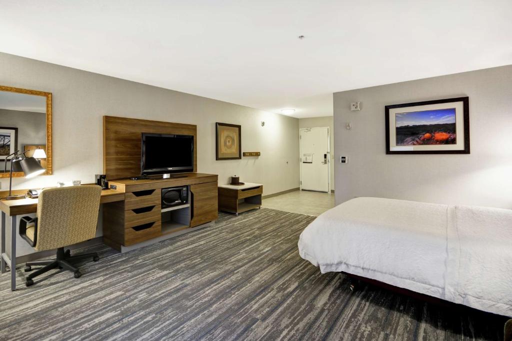 TV a/nebo společenská místnost v ubytování Hampton Inn & Suites Yuma