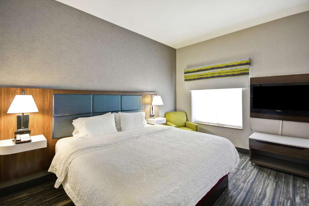 Postel nebo postele na pokoji v ubytování Hampton Inn & Suites Yuma