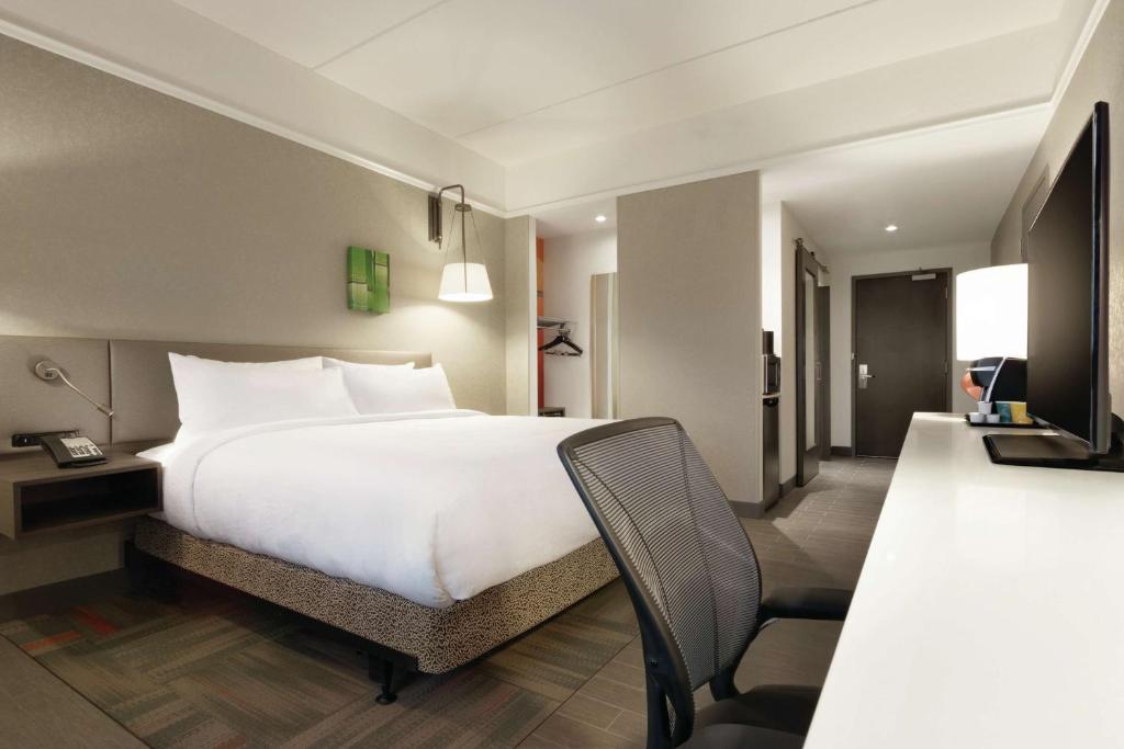 
King Room with Tub - Mobility and Hearing Access
