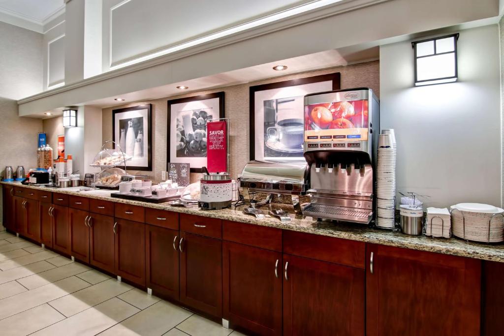 Hampton Inn & Suites by Hilton Calgary-Airport - Resim 14