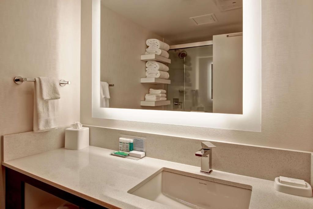 Hampton Inn & Suites by Hilton Calgary-Airport - Resim 24