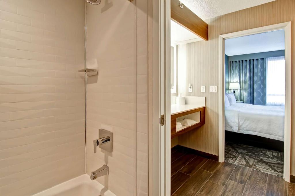 Hampton Inn & Suites by Hilton Calgary-Airport - Resim 35
