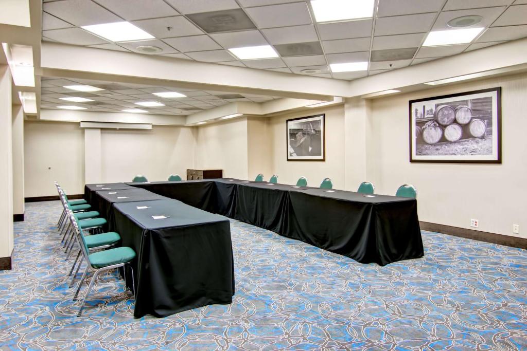Hampton Inn & Suites by Hilton Calgary-Airport - Resim 39