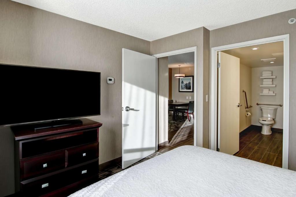 Hampton Inn & Suites by Hilton Calgary-Airport - Resim 44