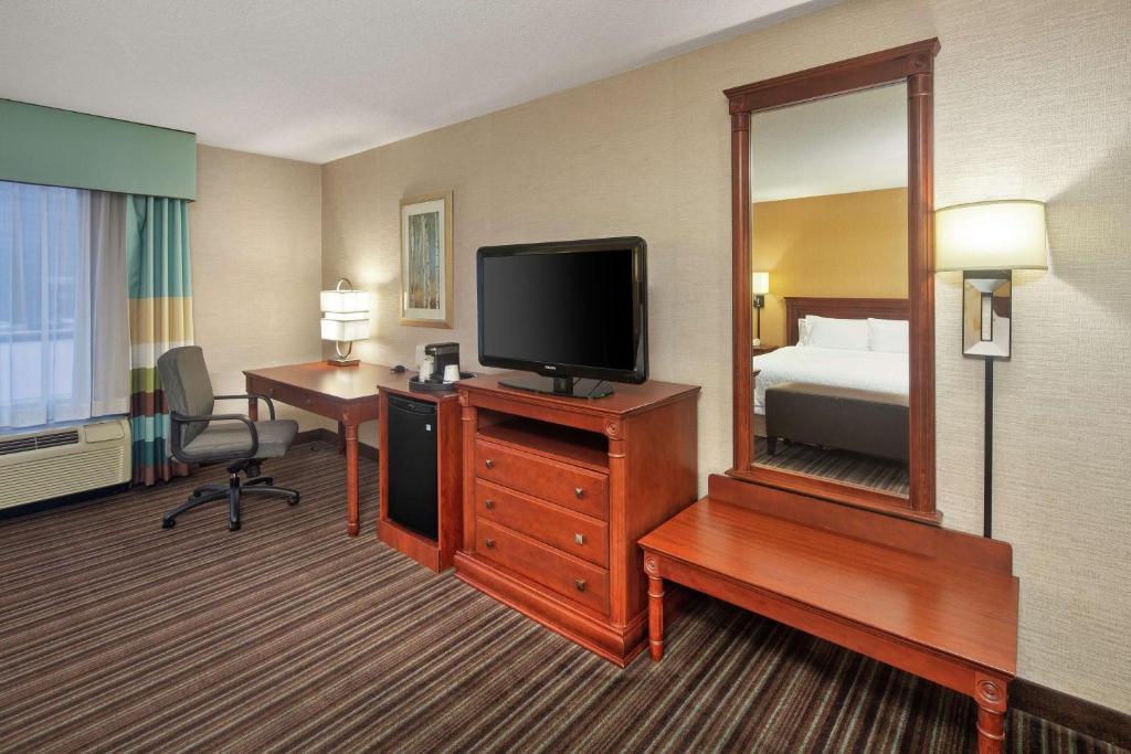 Hampton Inn & Suites by Hilton Toronto Airportにあるテレビまたはエンターテインメントセンター