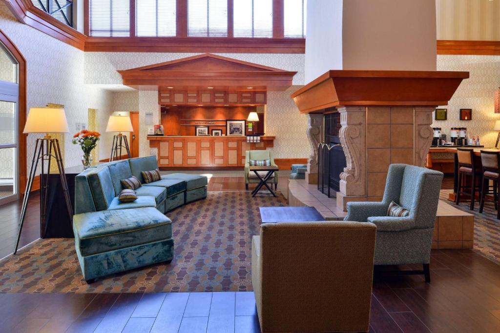 Zona d'estar a Hampton Inn & Suites by Hilton Calgary University NW
