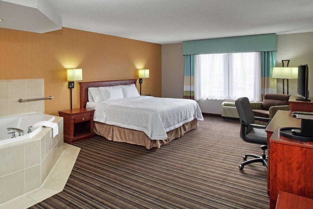 Hampton Inn & Suites by Hilton Toronto Airport - Resim 21
