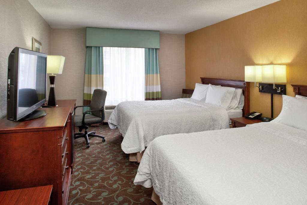 Hampton Inn & Suites by Hilton Toronto Airportにあるベッド