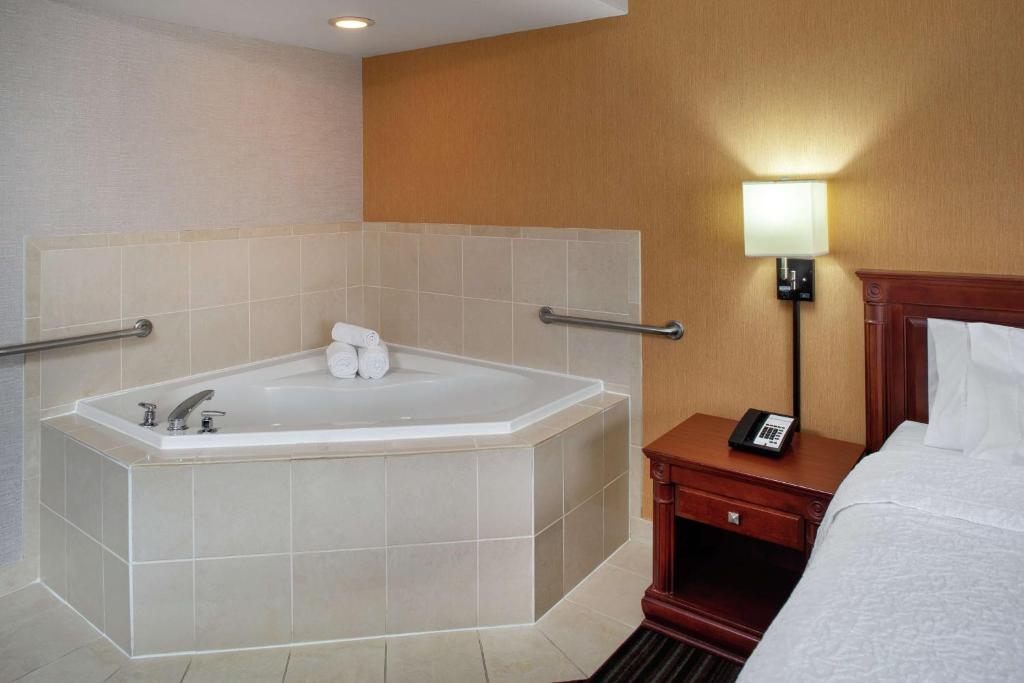 Hampton Inn & Suites by Hilton Toronto Airport - Resim 26