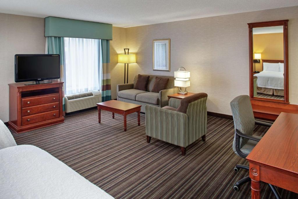 Hampton Inn & Suites by Hilton Toronto Airportにあるテレビまたはエンターテインメントセンター