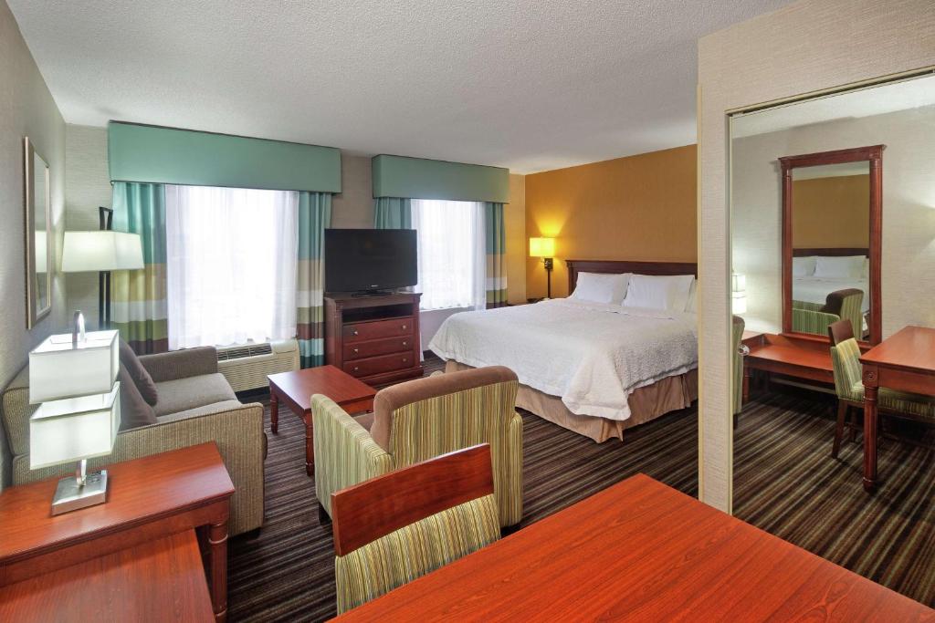 Hampton Inn & Suites by Hilton Toronto Airportにあるベッド