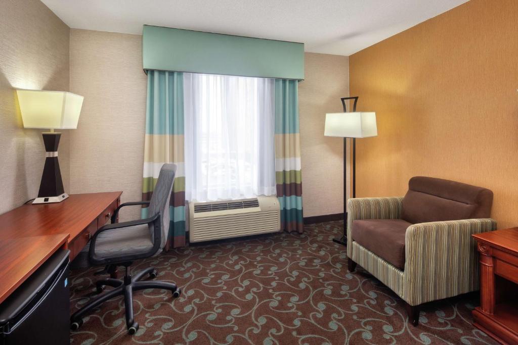 Hampton Inn & Suites by Hilton Toronto Airportにあるシーティングエリア