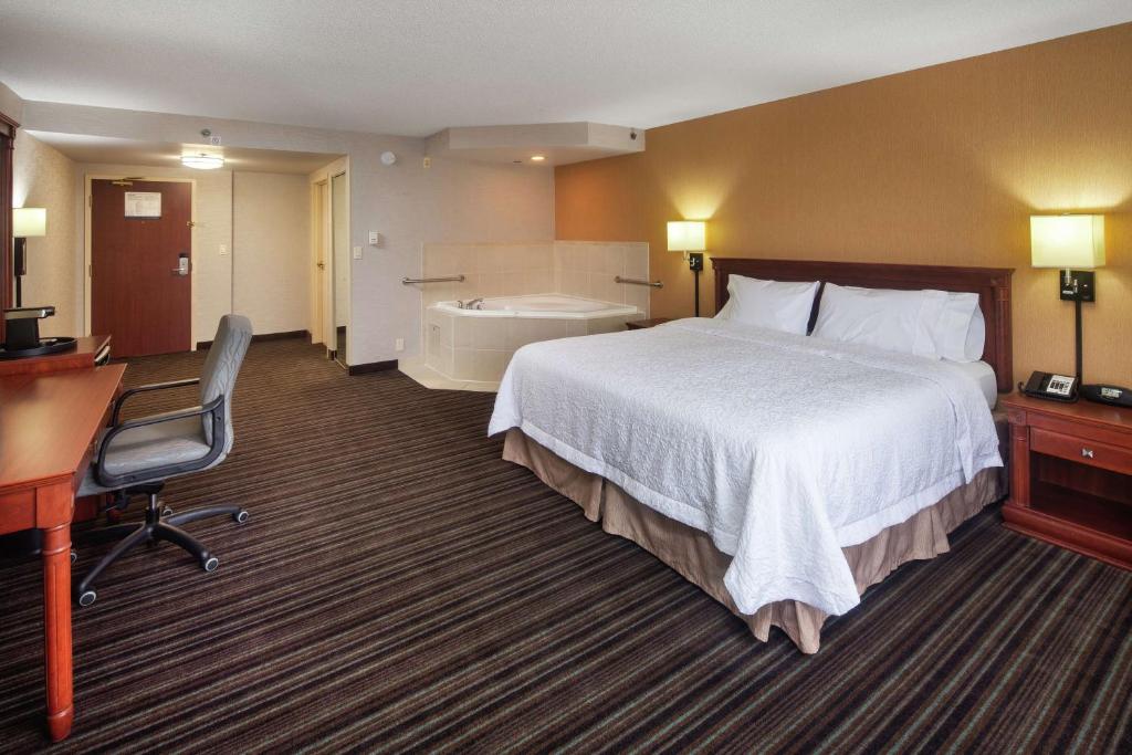 Hampton Inn & Suites by Hilton Toronto Airportにあるベッド