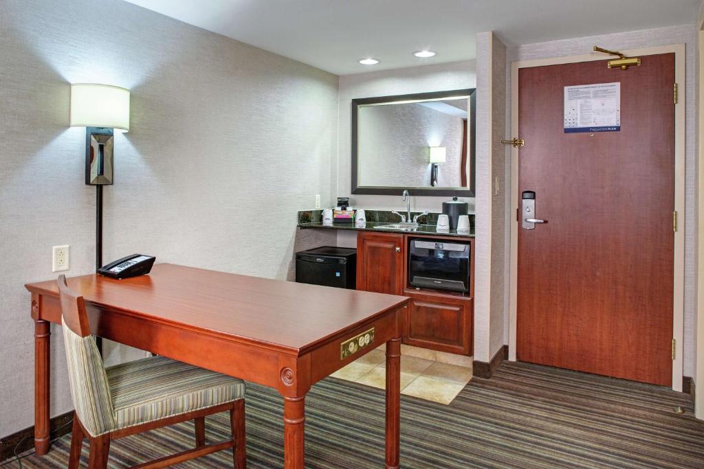 Hampton Inn & Suites by Hilton Toronto Airportにあるキッチンまたは簡易キッチン