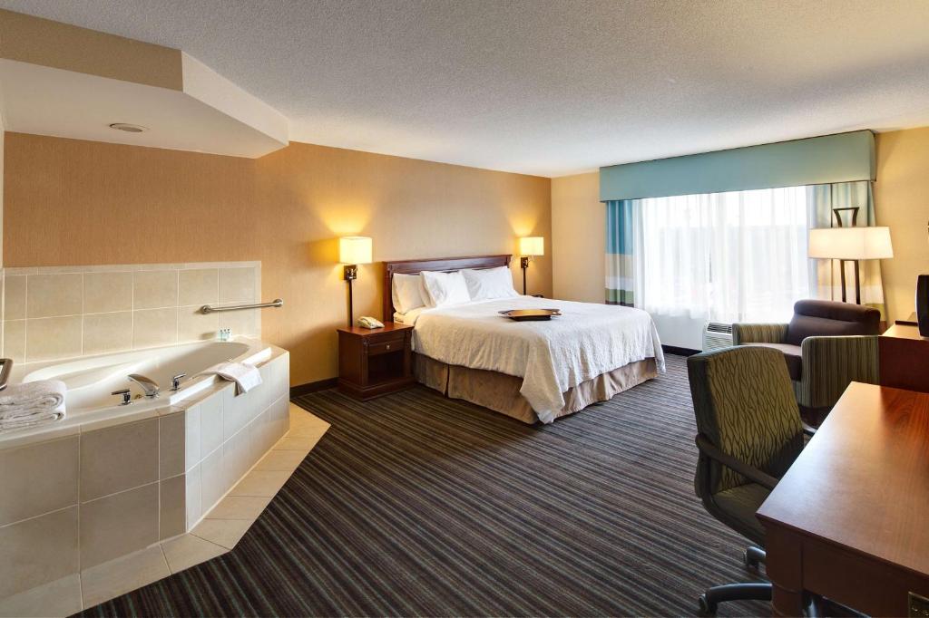 Hampton Inn & Suites by Hilton Toronto Airportにあるベッド