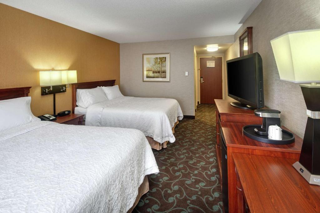 Hampton Inn & Suites by Hilton Toronto Airportにあるベッド