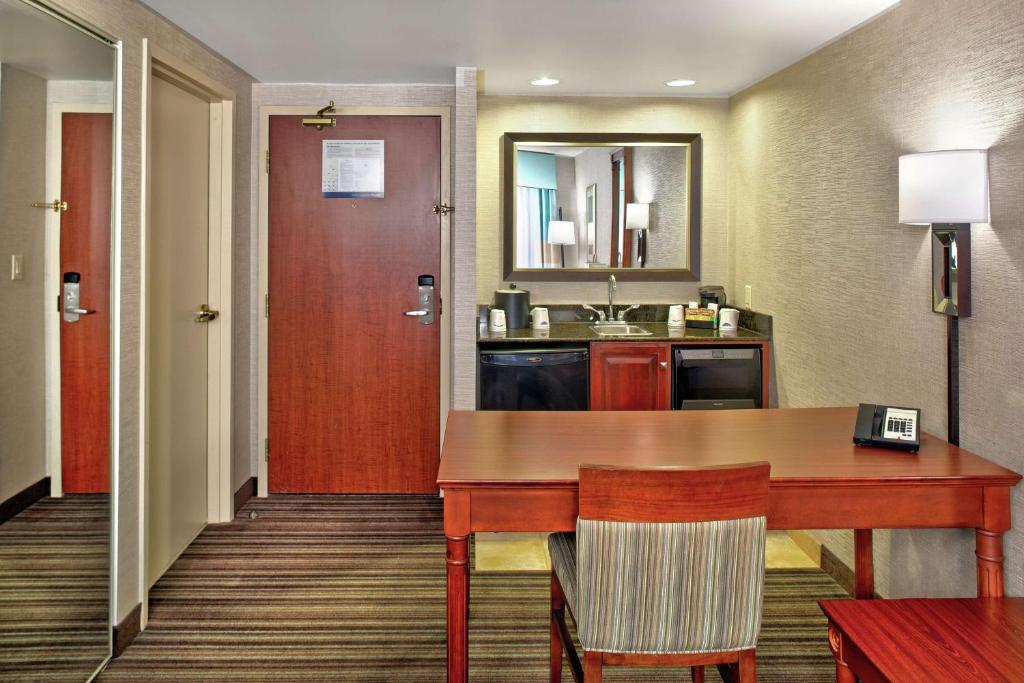 Hampton Inn & Suites by Hilton Toronto Airport - Resim 4