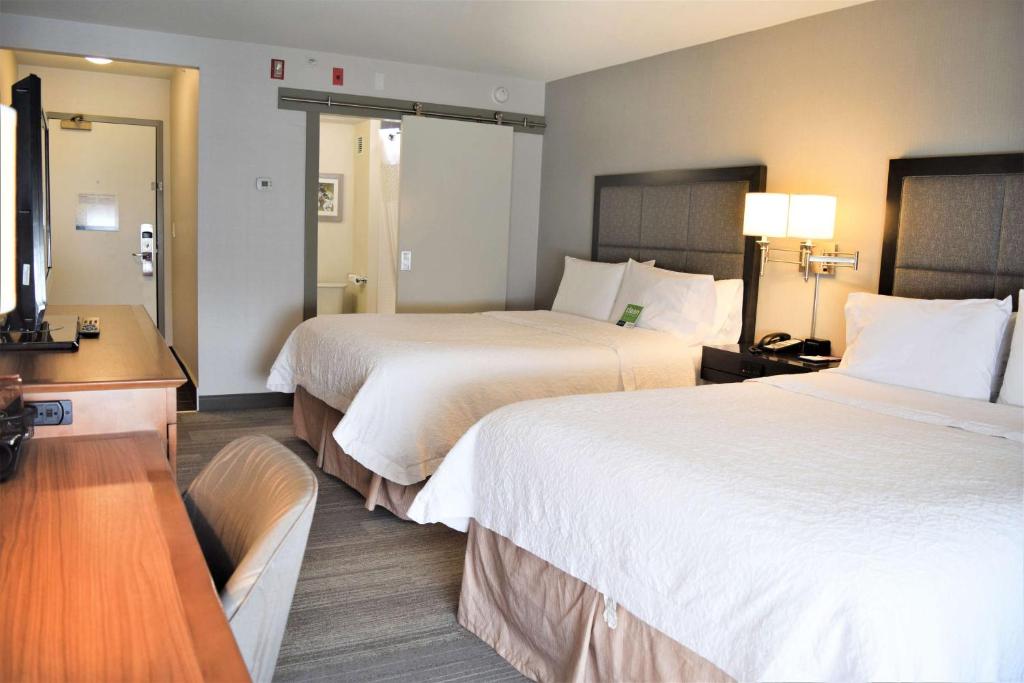 Llit o llits en una habitació de Hampton Inn & Suites by Hilton Calgary University NW