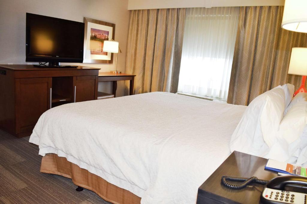 Televisor o centre d'entreteniment de Hampton Inn & Suites by Hilton Calgary University NW