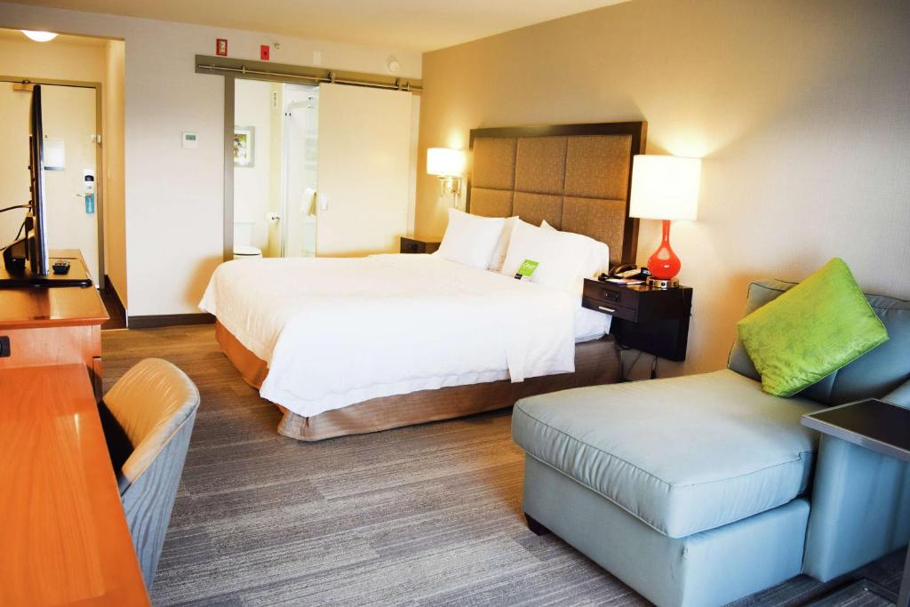 Llit o llits en una habitació de Hampton Inn & Suites by Hilton Calgary University NW
