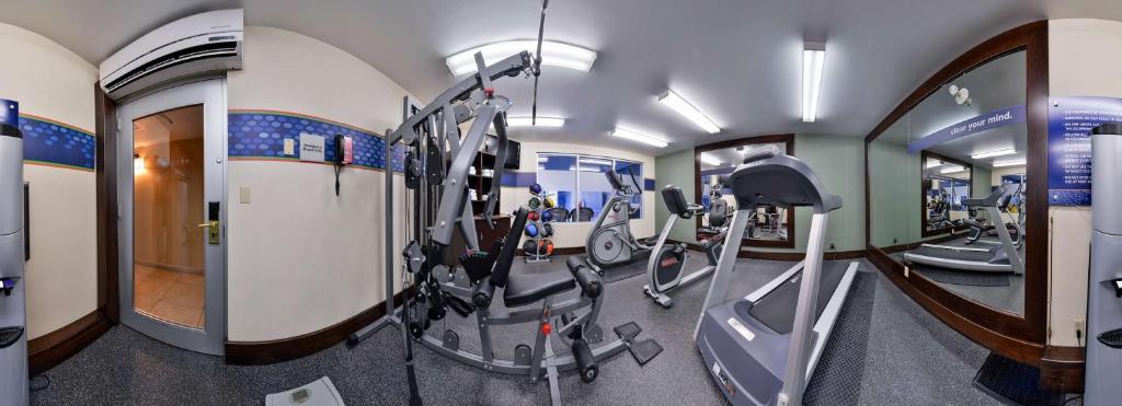 Gimnàs o zona de fitness de Hampton Inn & Suites by Hilton Calgary University NW
