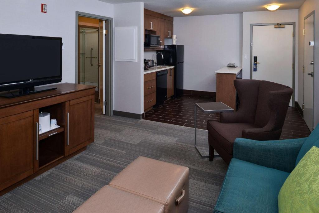 Televisor o centre d'entreteniment de Hampton Inn & Suites by Hilton Calgary University NW