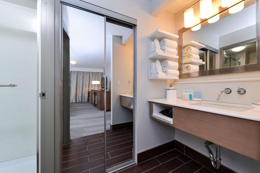 Bany a Hampton Inn & Suites by Hilton Calgary University NW