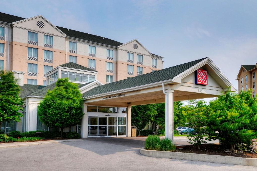 un hôtel avec un panneau devant un bâtiment dans l'établissement Hilton Garden Inn Toronto/Burlington, à Burlington