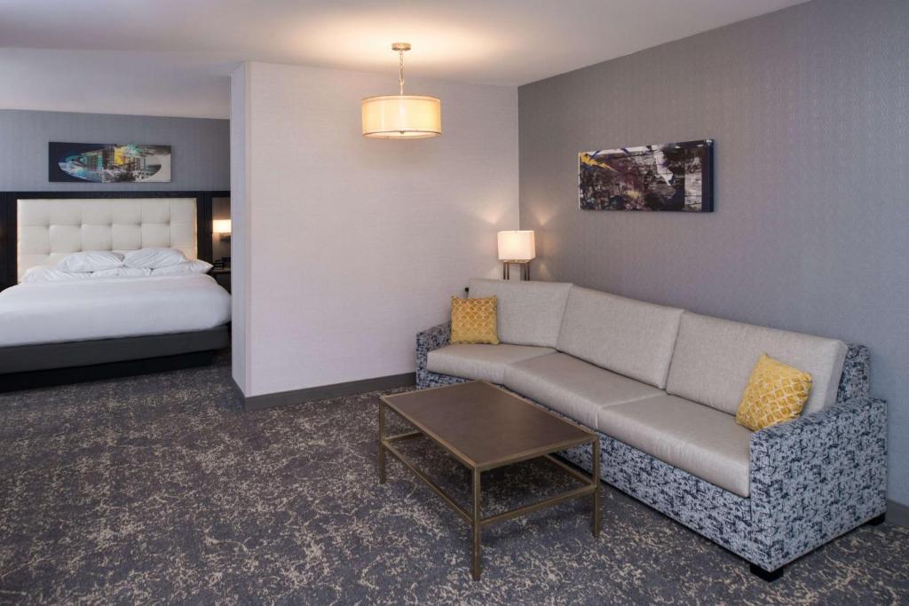 DoubleTree by Hilton Utica - Suite King Con Bañera De Hidromasaje